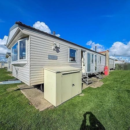 Lovely 6 Berth Caravan At Naze Marine Holiday Park In Essex Ref 17003C Уолтон-он-Наз Экстерьер фото
