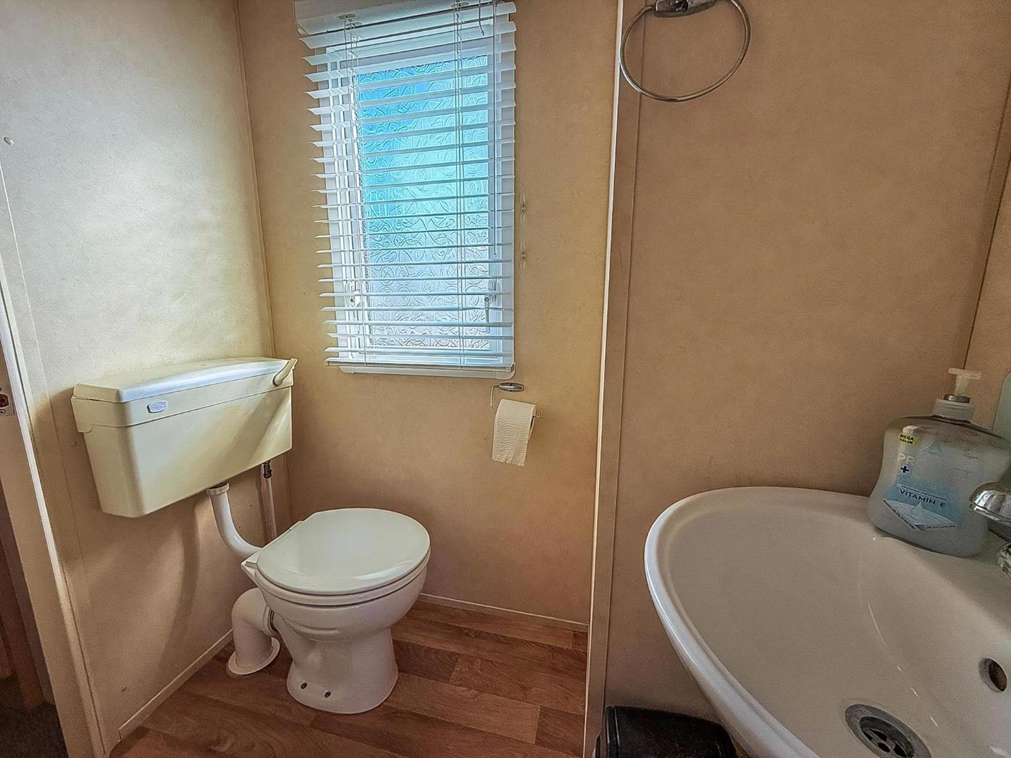 Lovely 6 Berth Caravan At Naze Marine Holiday Park In Essex Ref 17003C Уолтон-он-Наз Экстерьер фото