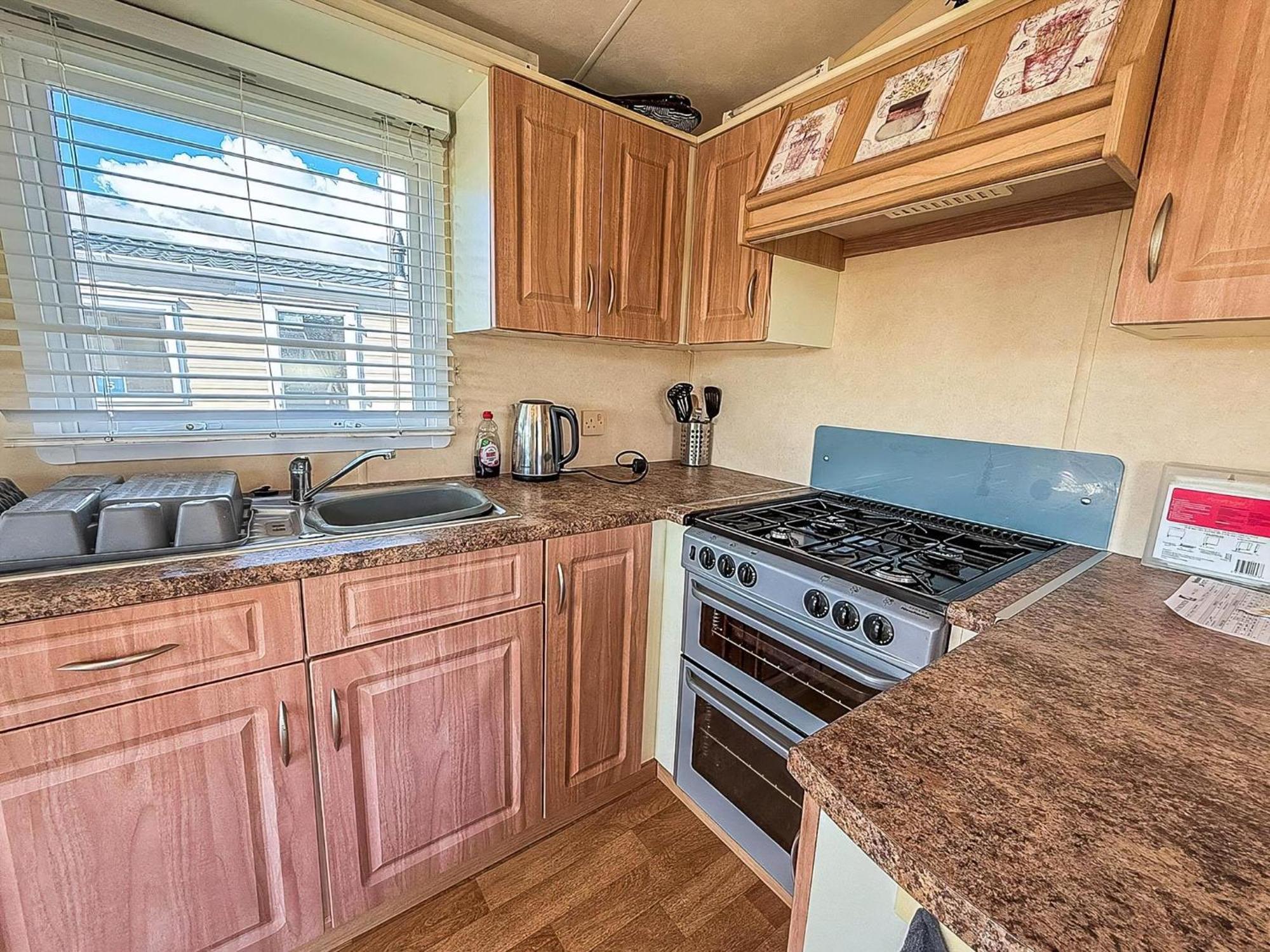 Lovely 6 Berth Caravan At Naze Marine Holiday Park In Essex Ref 17003C Уолтон-он-Наз Экстерьер фото