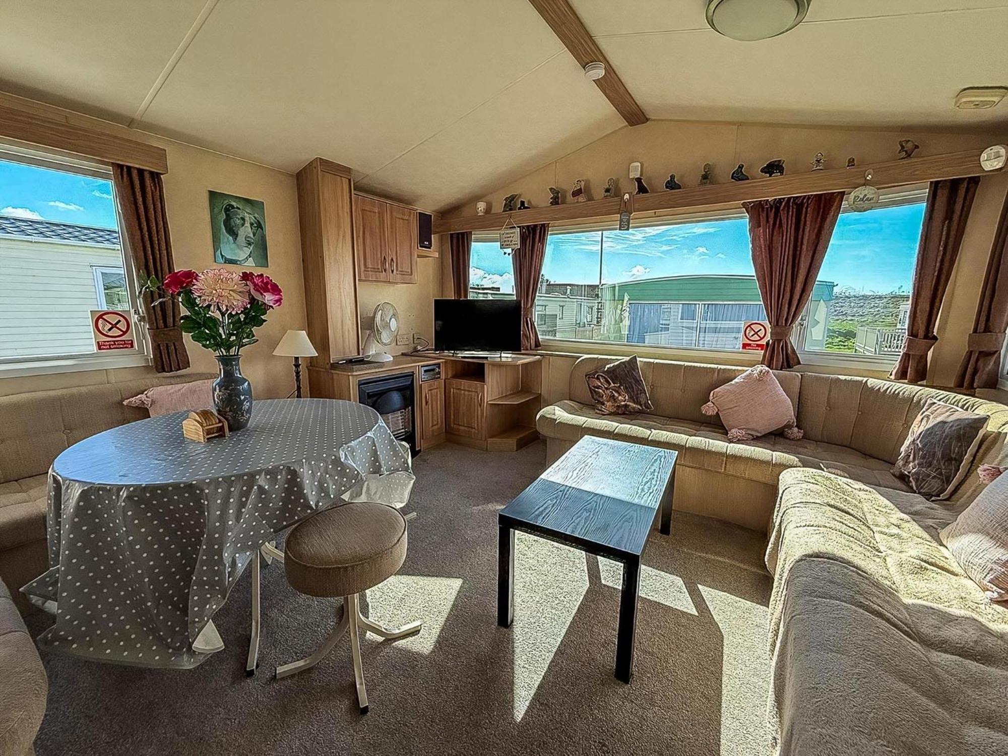 Lovely 6 Berth Caravan At Naze Marine Holiday Park In Essex Ref 17003C Уолтон-он-Наз Экстерьер фото